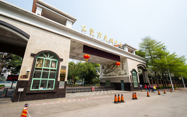 東莞光明中學采用的平板電腦充電柜